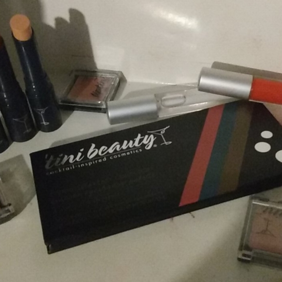 Cosmetics - Picture 7 of 8